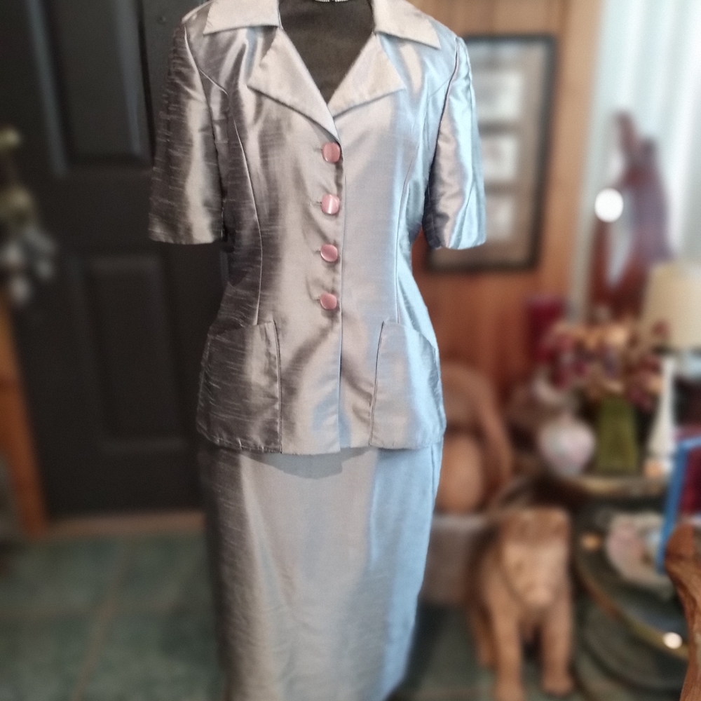 Elegant Mother of The Bride/Groom 2 Piece Beautiful Silver Suit. Size 8 CLASSY!